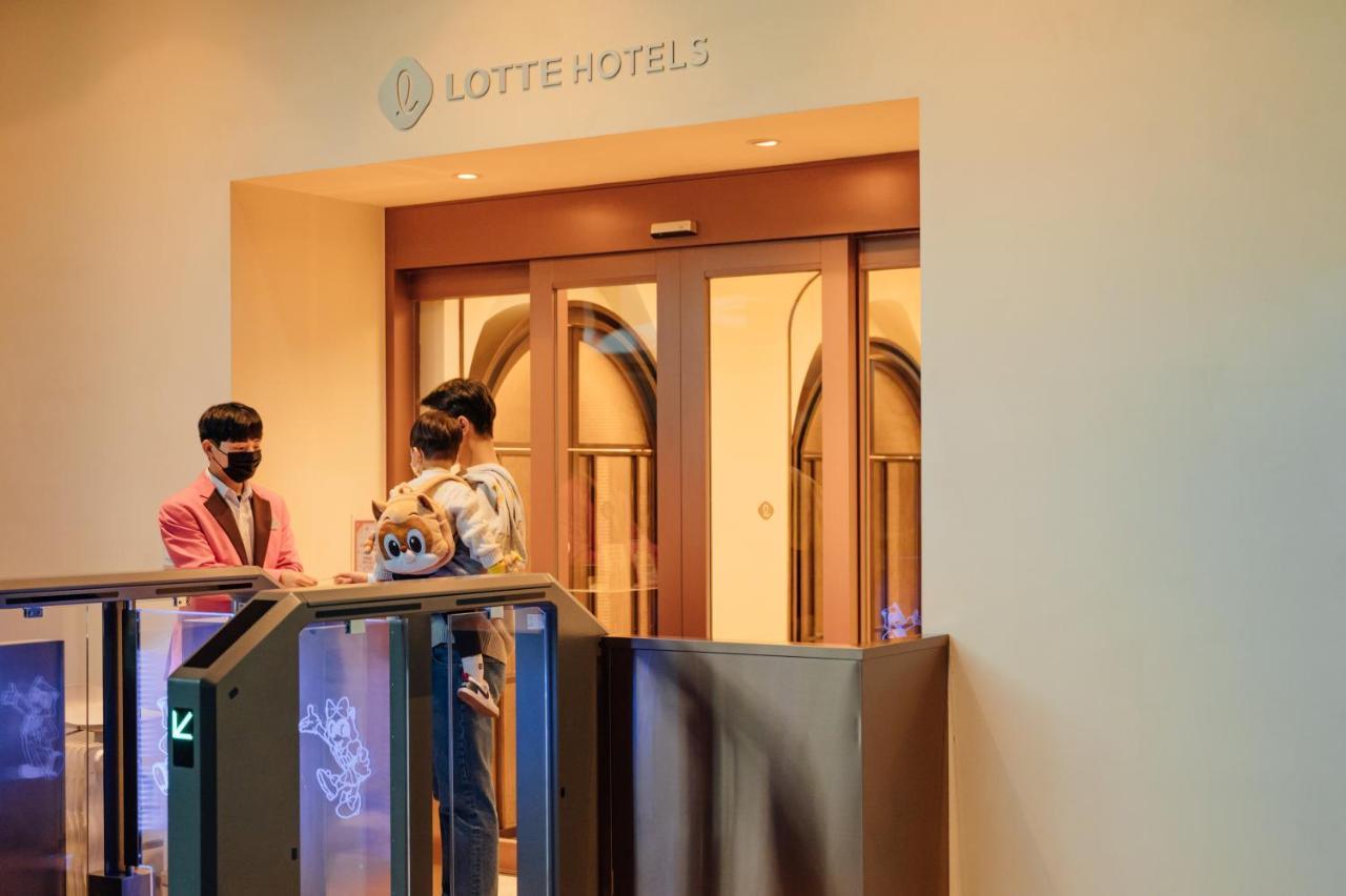 Lotte Hotel World Seoul Exterior photo Entrance to the hotel