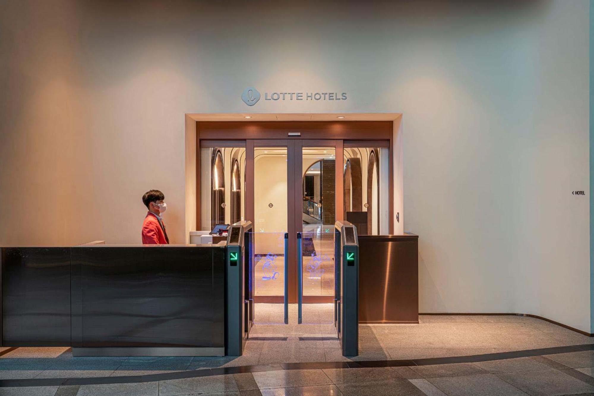 Lotte Hotel World Seoul Exterior photo Entrance of Lotte Hotels