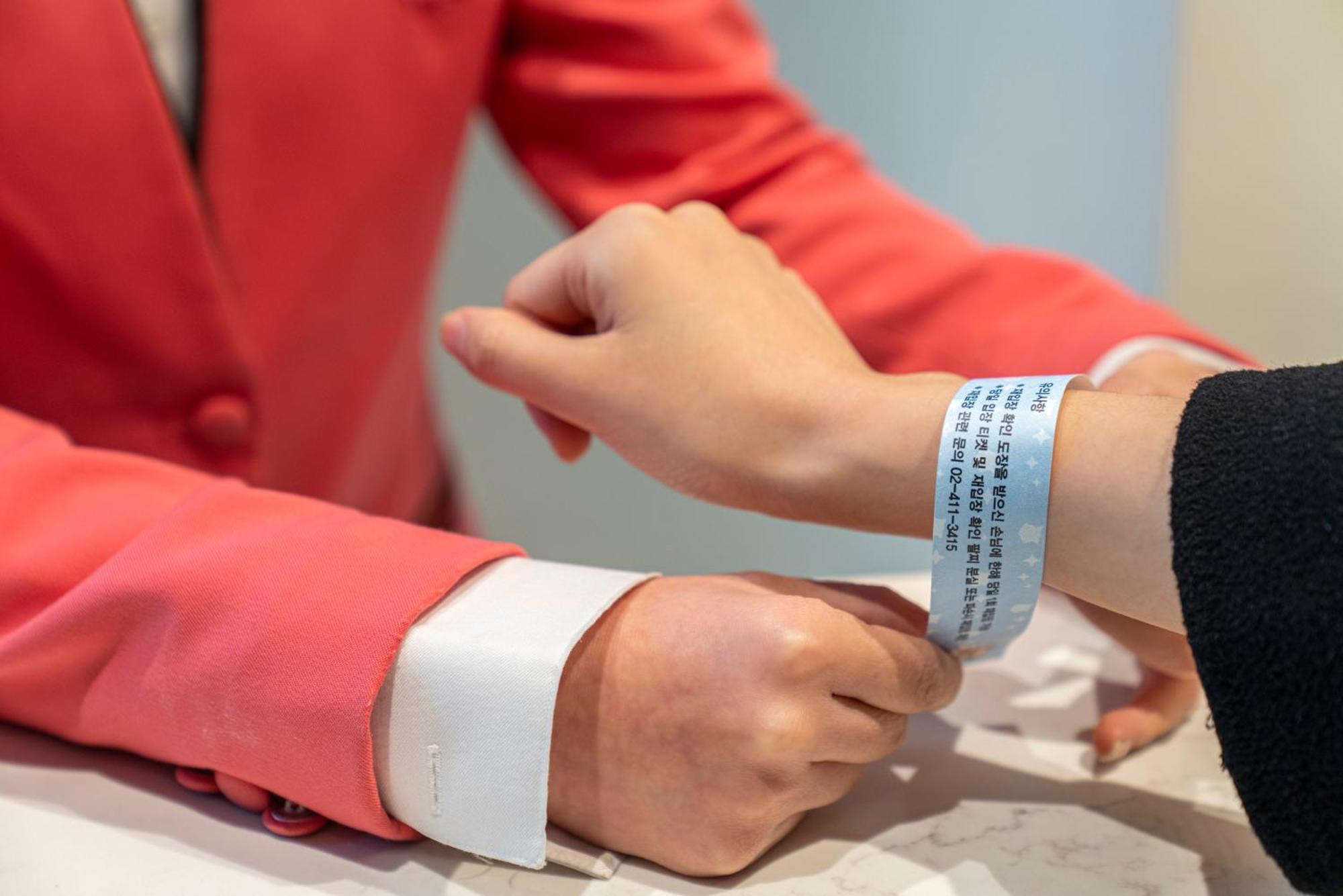 Lotte Hotel World Seoul Exterior photo Wristband